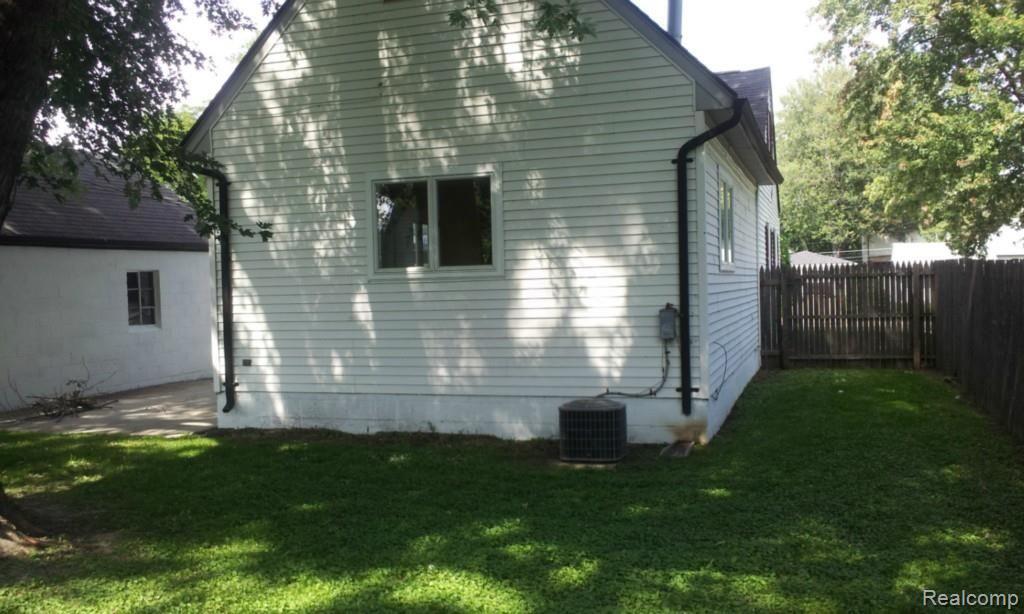 22030 Stephens Road St. Clair Shores, MI 48080 - Photo 8 of 36 2014-08-26 14.57