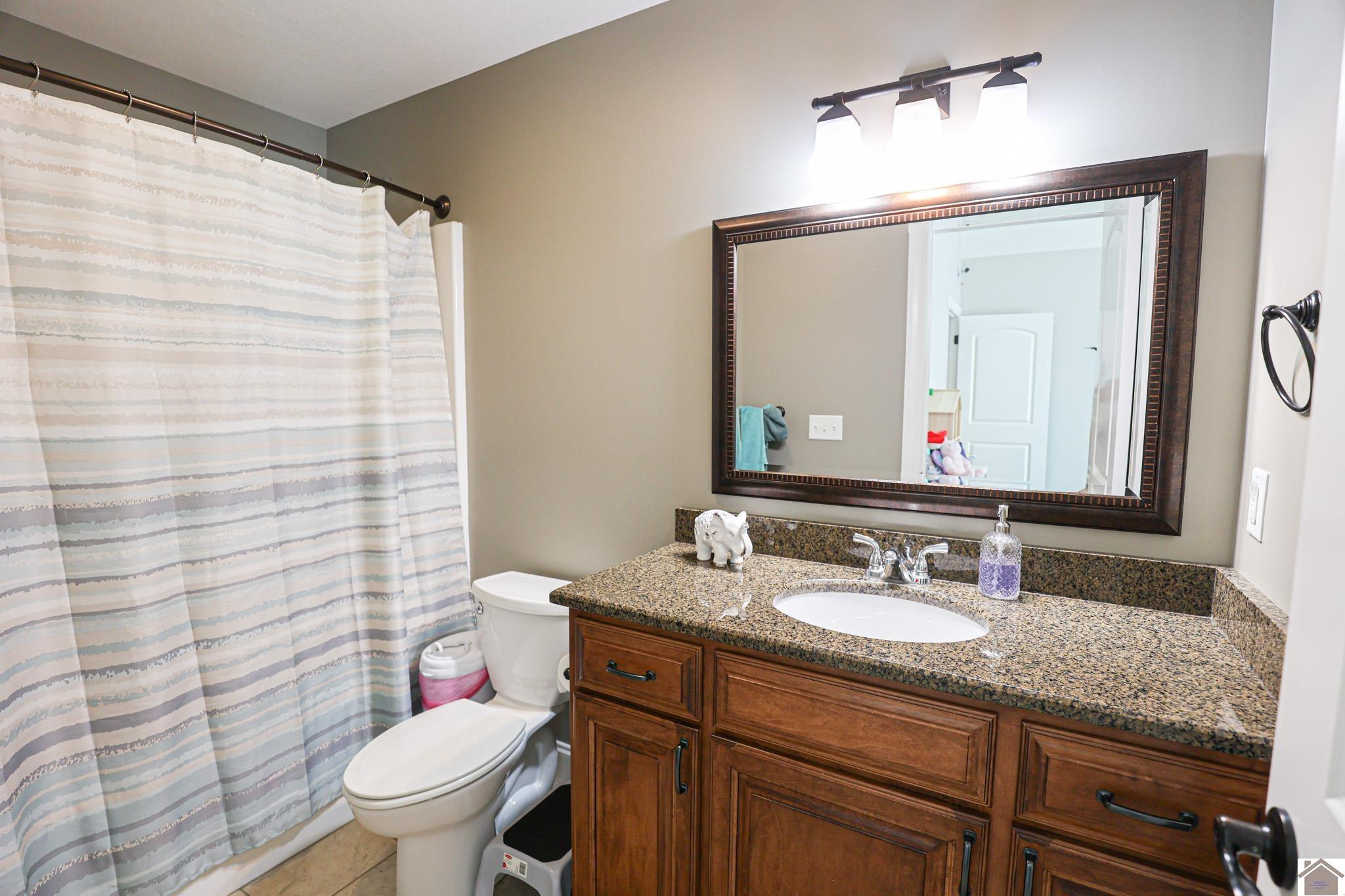 6601 Tuscan Road Paducah, KY 42001 - Photo 42 of 50 Guest Bedroom Ensuite