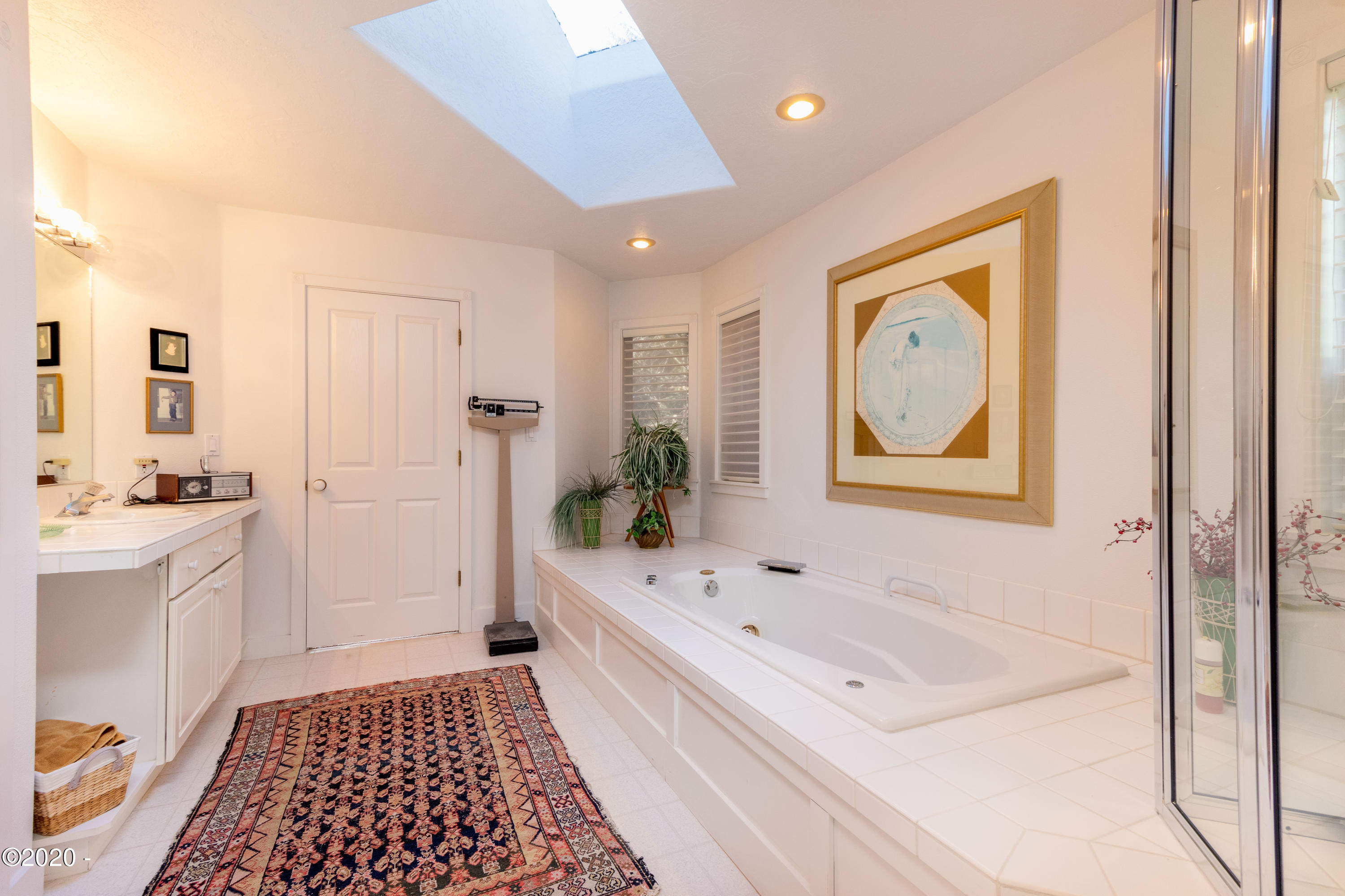 225 Southwest Midden Reach Depoe Bay, OR 97341 - Photo 13 of 35 Master Jacuzzi Tub