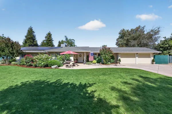 $925,000 | 9198 North Fowler Avenue, Clovis, CA 93619