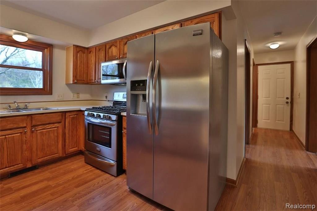 47110 Hull Road Belleville, MI 48111 - Photo 7 of 31