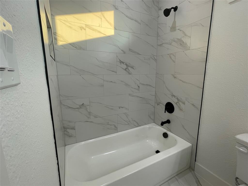 2725 1st Avenue Dallas, TX 75210 - Photo 17 of 29 a bathroom with a bathtub