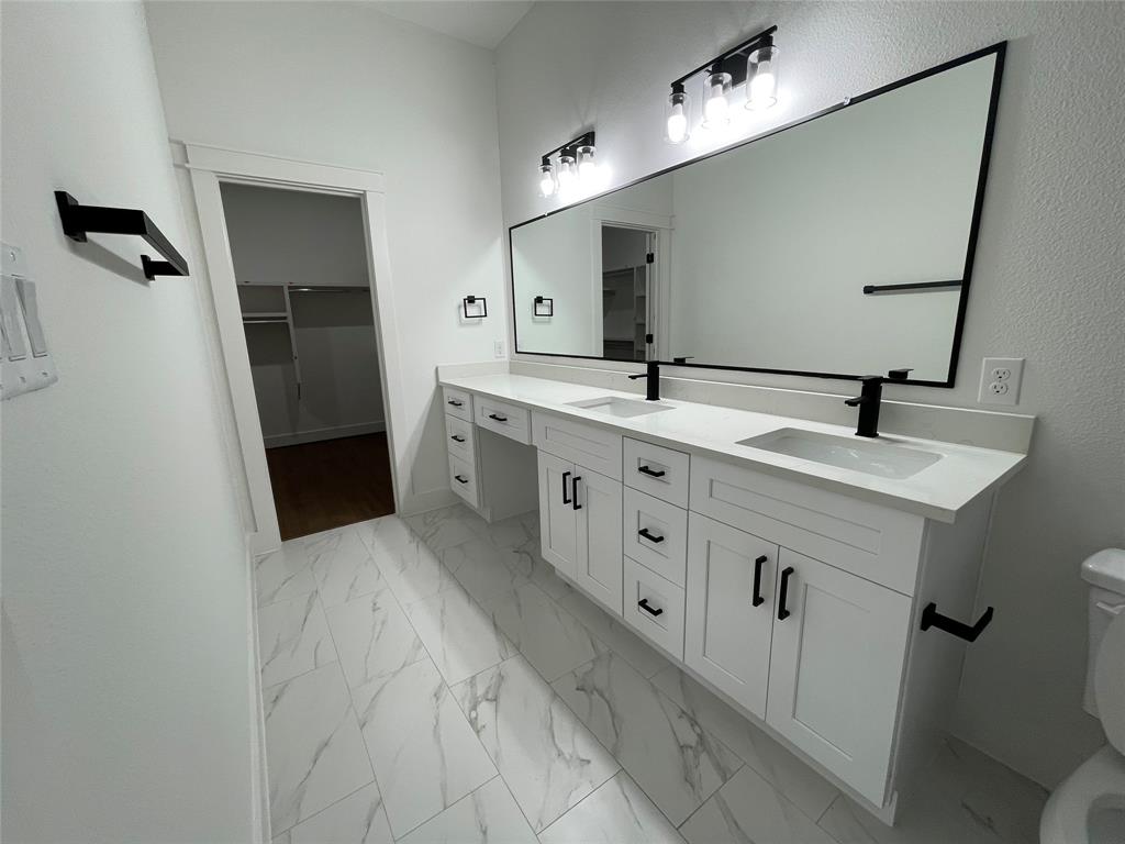 2725 1st Avenue Dallas, TX 75210 - Photo 23 of 29 a bathroom with double sink and mirror
