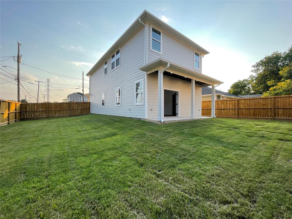 2725 1st Avenue Dallas, TX 75210 - Photo 26 of 29 a backyard of a house with lots of green space