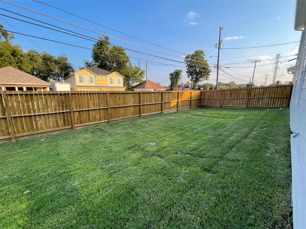 2725 1st Avenue Dallas, TX 75210 - Photo 27 of 29 a view of a backyard