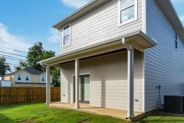 a view of a house with backyard and garden