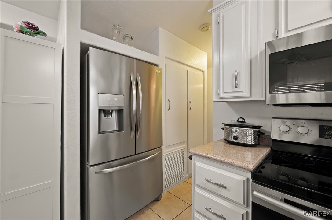 2000 Ramar Road, Unit 577 Bullhead City, AZ 86442 - Photo 16 of 52 Kitchen