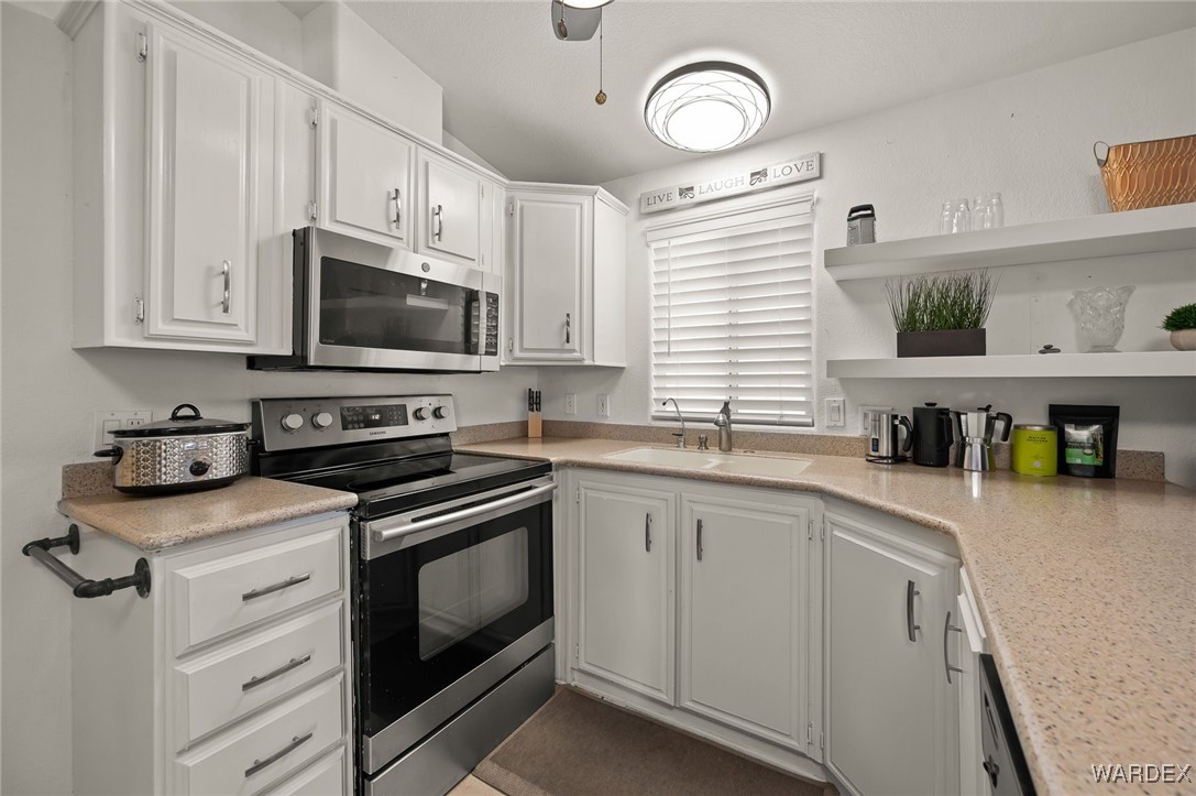 2000 Ramar Road, Unit 577 Bullhead City, AZ 86442 - Photo 17 of 52 Kitchen