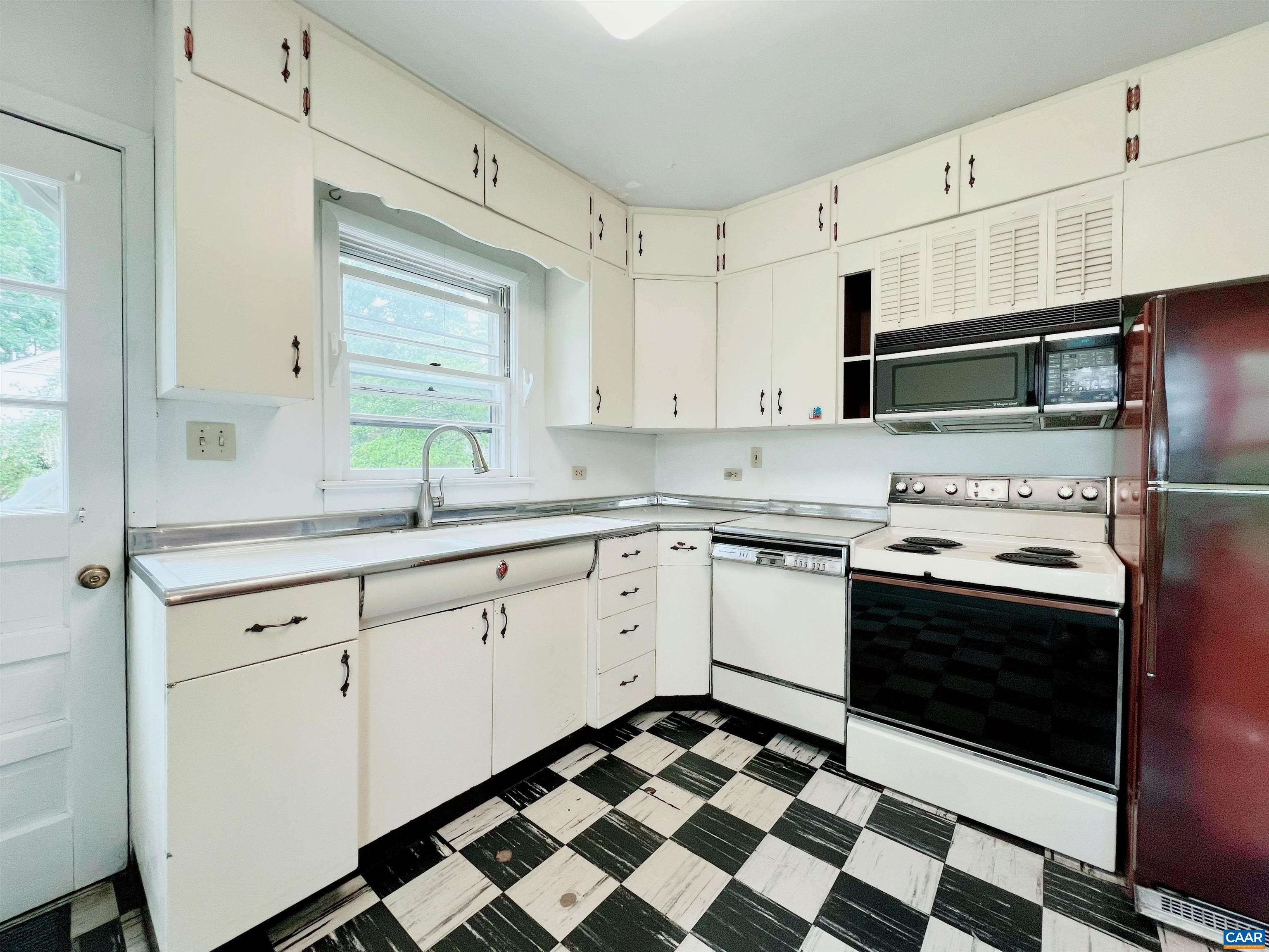 117 Harris Road Charlottesville, VA 22903 - Photo 8 of 27 Gallery Image 8