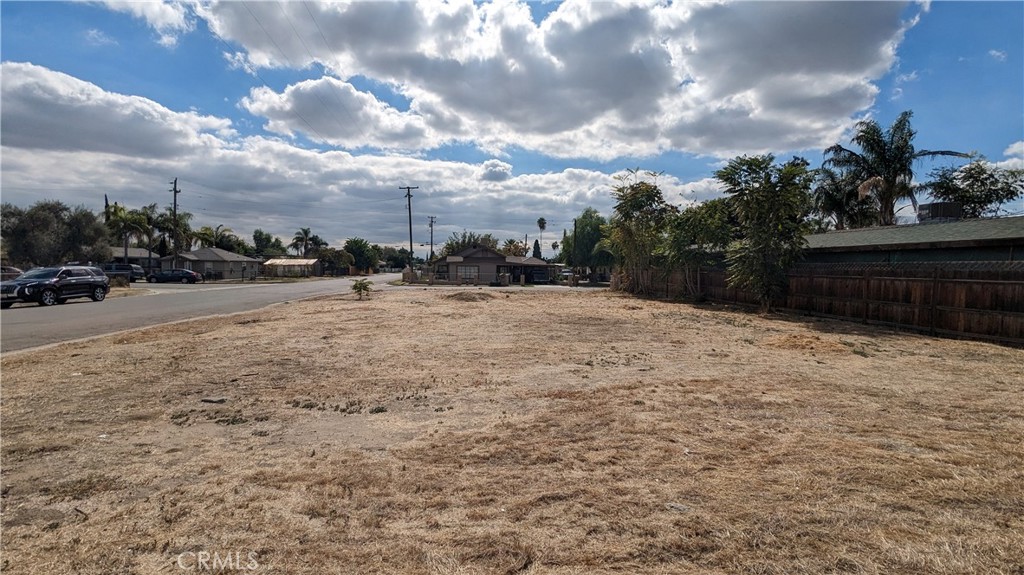 500 Lawson Road Bakersfield, CA 93307 - Photo 8 of 15 a view of balcony with wooden fence
