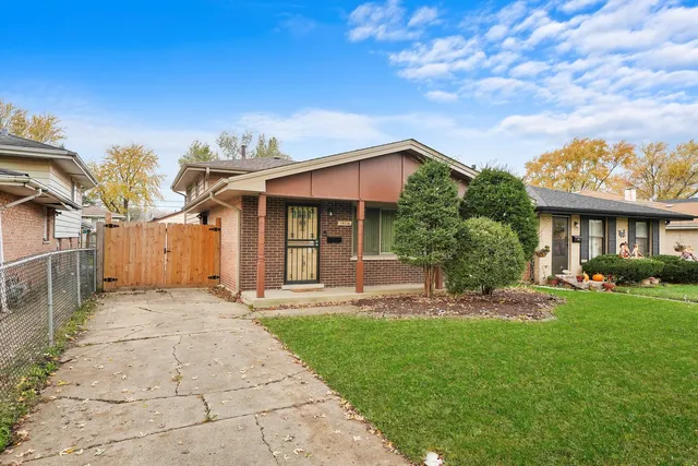 $229,999 | 14116 South Hoxie Avenue, Burnham, IL 60633
