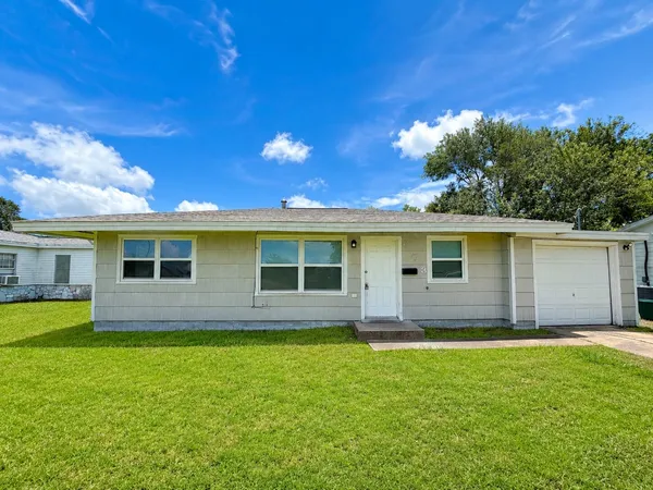 $1,350 | 603 Wisteria Street, La Marque, TX 77568