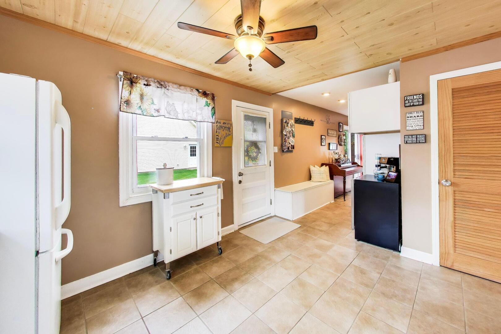 817 Spring Road Elmhurst, IL 60126 - Photo 5 of 29