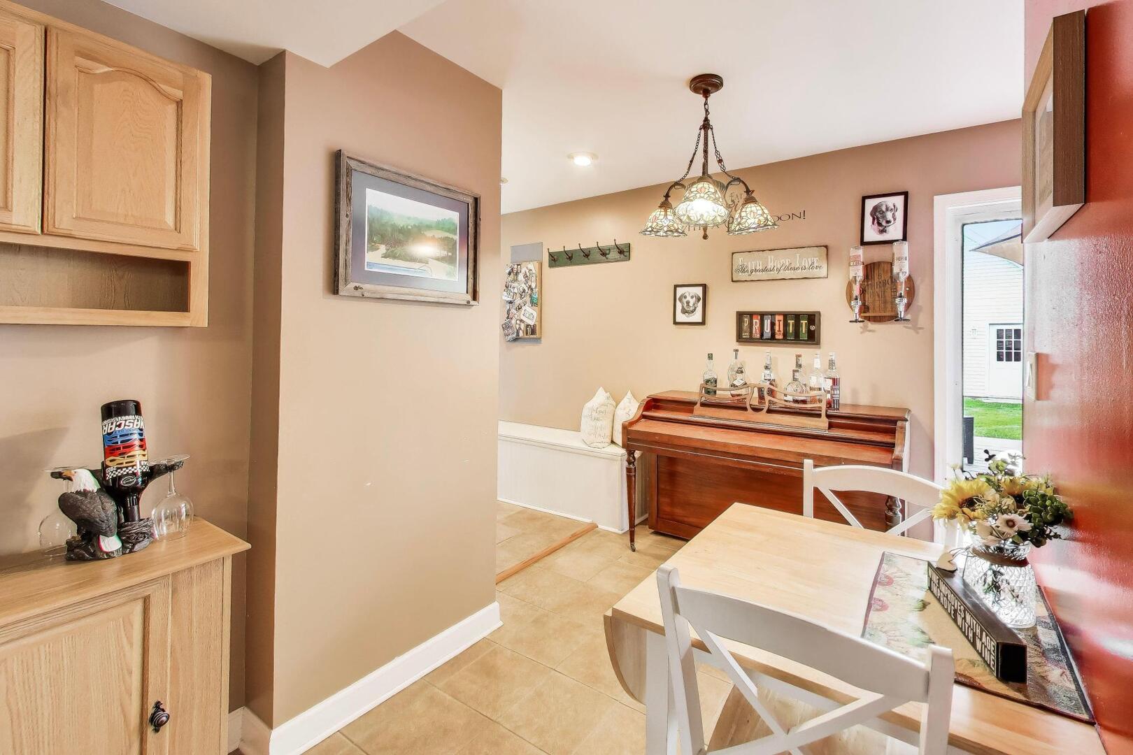 817 Spring Road Elmhurst, IL 60126 - Photo 8 of 29