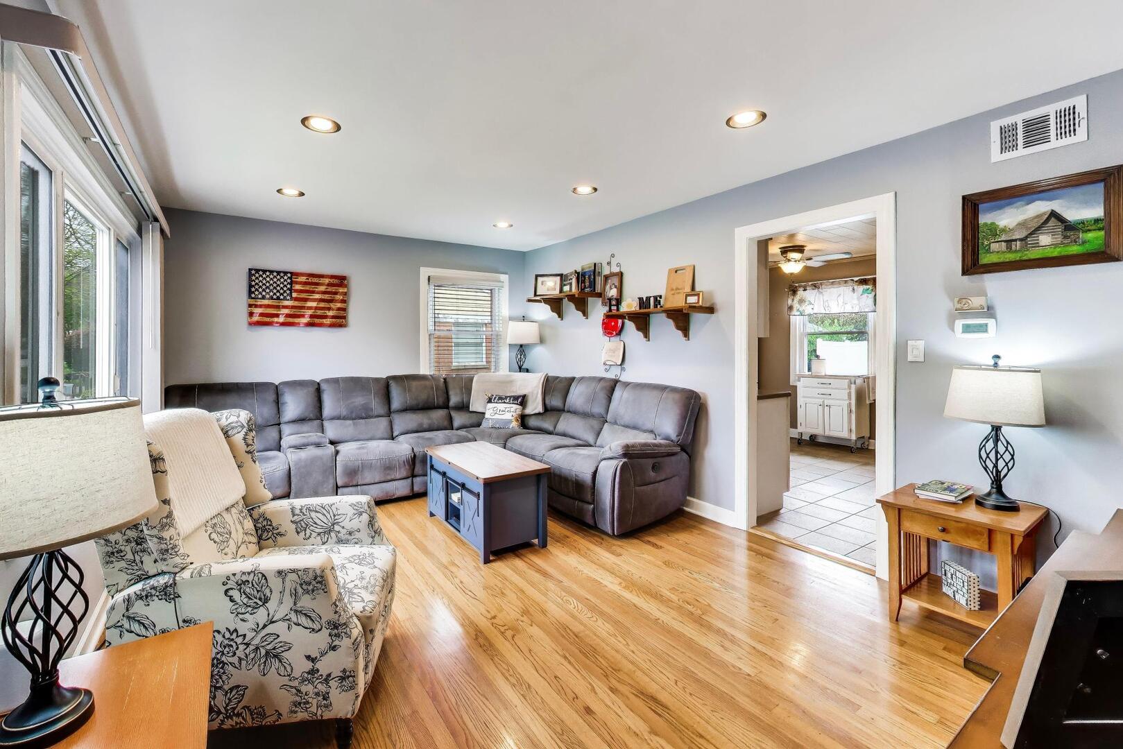 817 Spring Road Elmhurst, IL 60126 - Photo 9 of 29