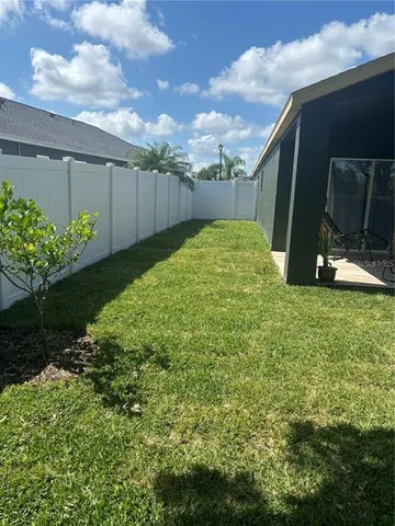 a view of a backyard