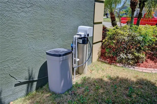 a view of a backyard