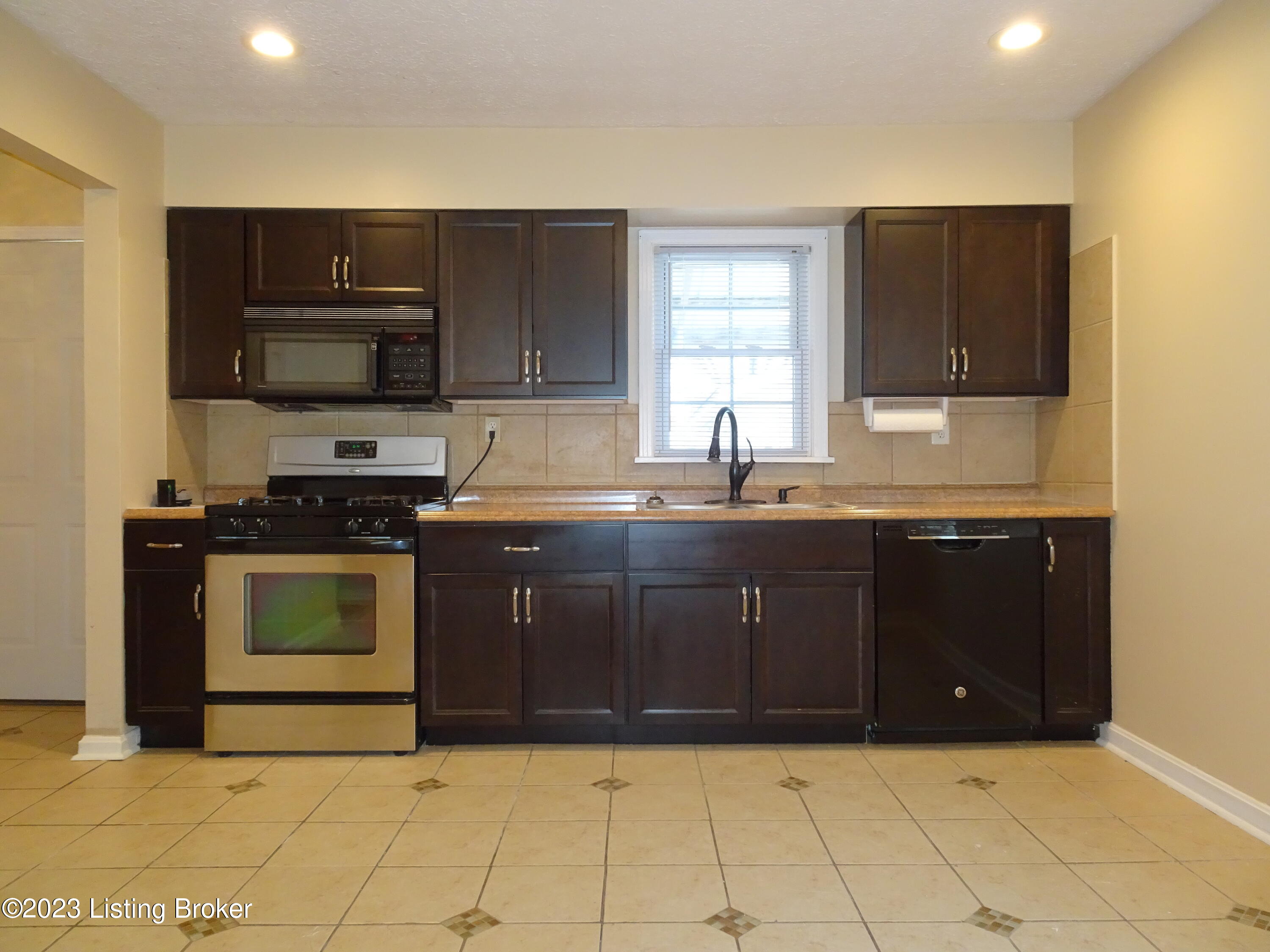 5008 Kendall Road Louisville, KY 40272 - Photo 4 of 16 DSC05451