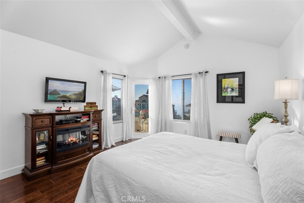 3 Nice Laguna Niguel, CA 92677 - Photo 14 of 66 a bedroom with a bed and a flat screen television