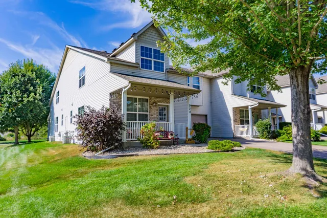$2,250 | 924 Cole Street, Chaska, MN 55318