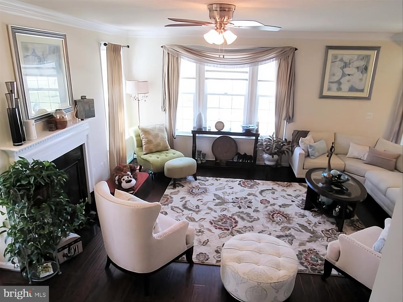 42581 Sunset Ridge Square Ashburn, VA 20148 - Photo 3 of 24 Bright and inviting living space.