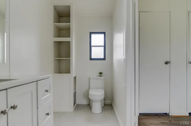 a bathroom with a toilet