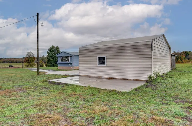 a view of a house with yard and porch
