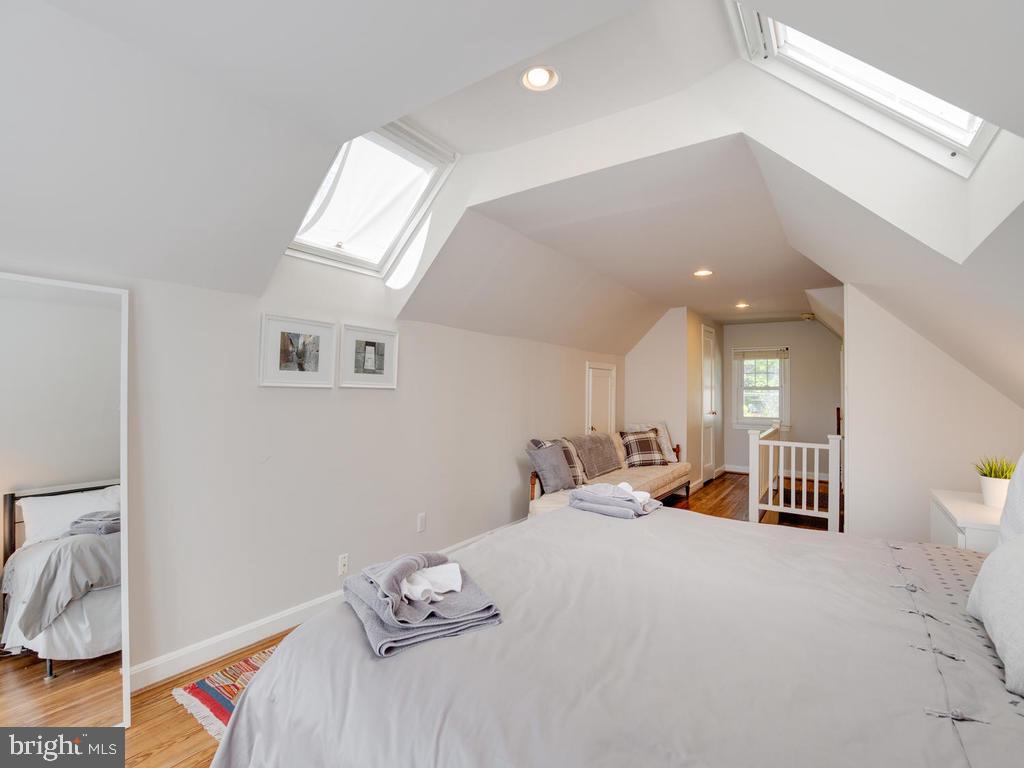 7899 Chicago Avenue Silver Spring, MD 20910 - Photo 32 of 49 Skylights