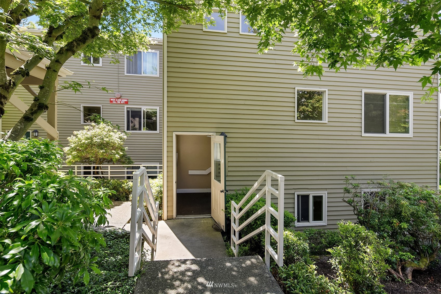 605 5th Street, Unit B 303 Kirkland, WA 98033 - Photo 16 of 18 a backyard of a house with plants and outdoor seating