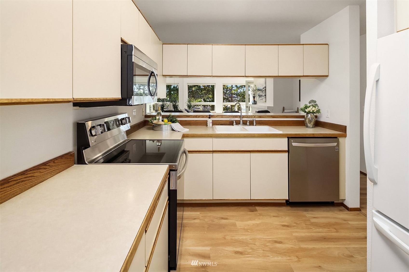 605 5th Street, Unit B 303 Kirkland, WA 98033 - Photo 7 of 18 a kitchen that has a sink and a stove