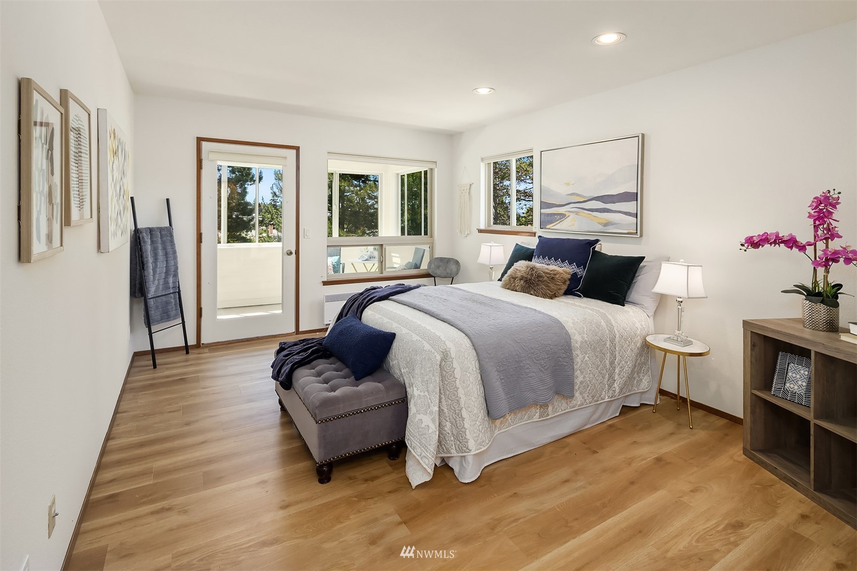 605 5th Street, Unit B 303 Kirkland, WA 98033 - Photo 9 of 18 a spacious bedroom with a bed and a couch