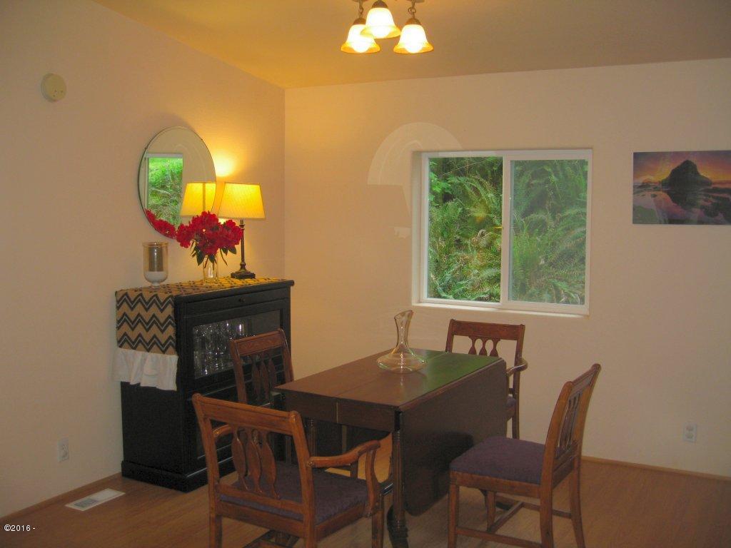 16 Schlecht Road Toledo, OR 97391 - Photo 14 of 22 Dining area