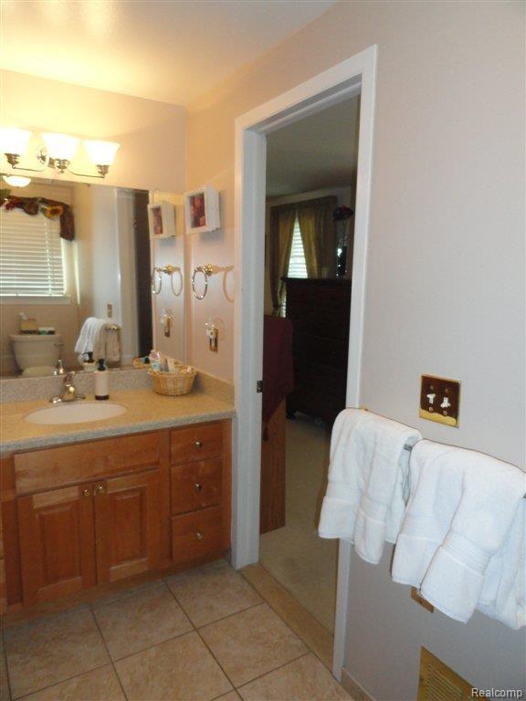 1696 Dancer Drive Rochester, MI 48307 - Photo 10 of 21 dancer main bath 2.JPG
