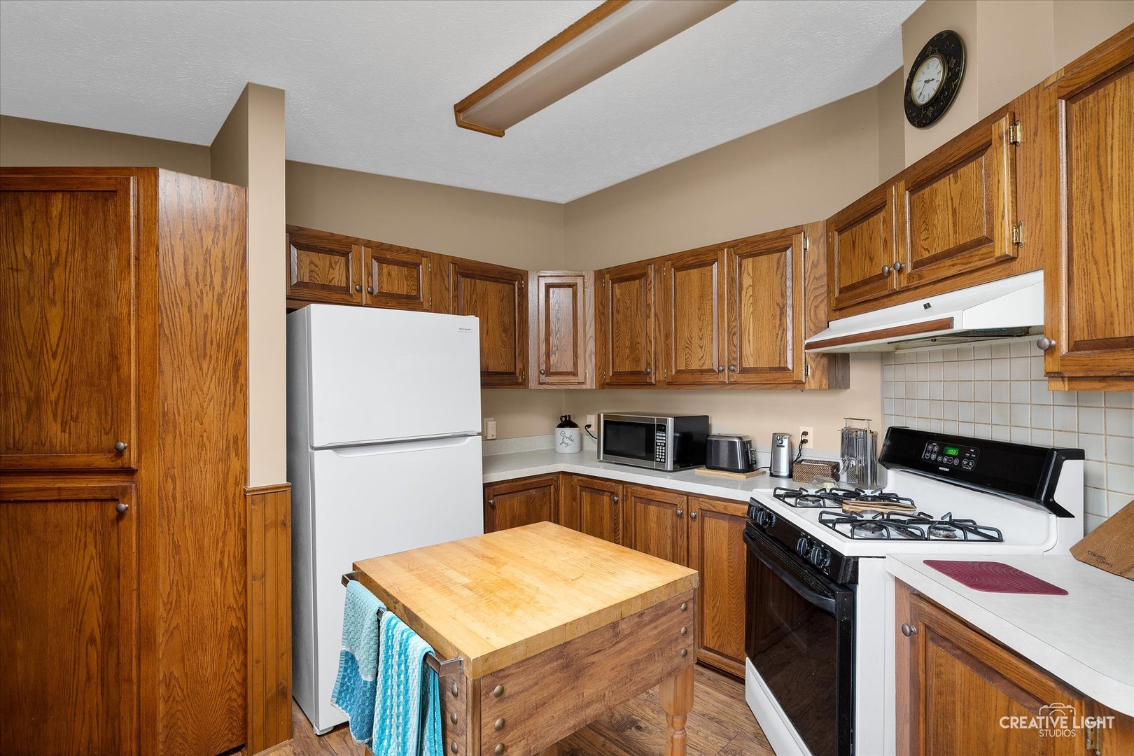132 Cardinal Lane Sandwich, IL 60548 - Photo 9 of 17 a kitchen with a refrigerator a stove top oven a sink and cabinets