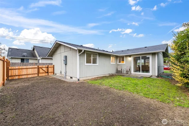 a view of a house with backyard and garden