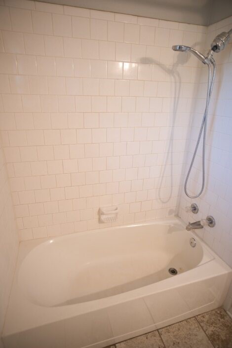 308 County Road 893B Angleton, TX 77515 - Photo 27 of 41 a bathroom with a bathtub