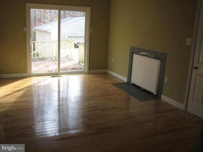 12047 Kahns Road Manassas, VA 20112 - Photo 2 of 8 Family Room