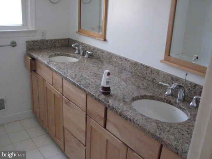 12047 Kahns Road Manassas, VA 20112 - Photo 4 of 8 Bath #2