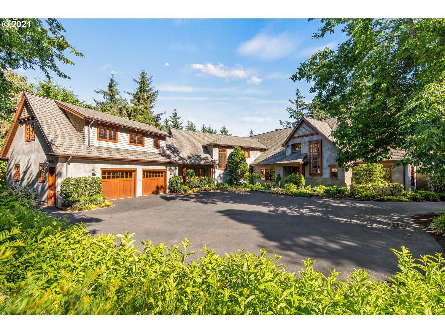 1925 South Military Road Portland, OR 97219 - Photo 2 of 32 a front view of a house with a garden