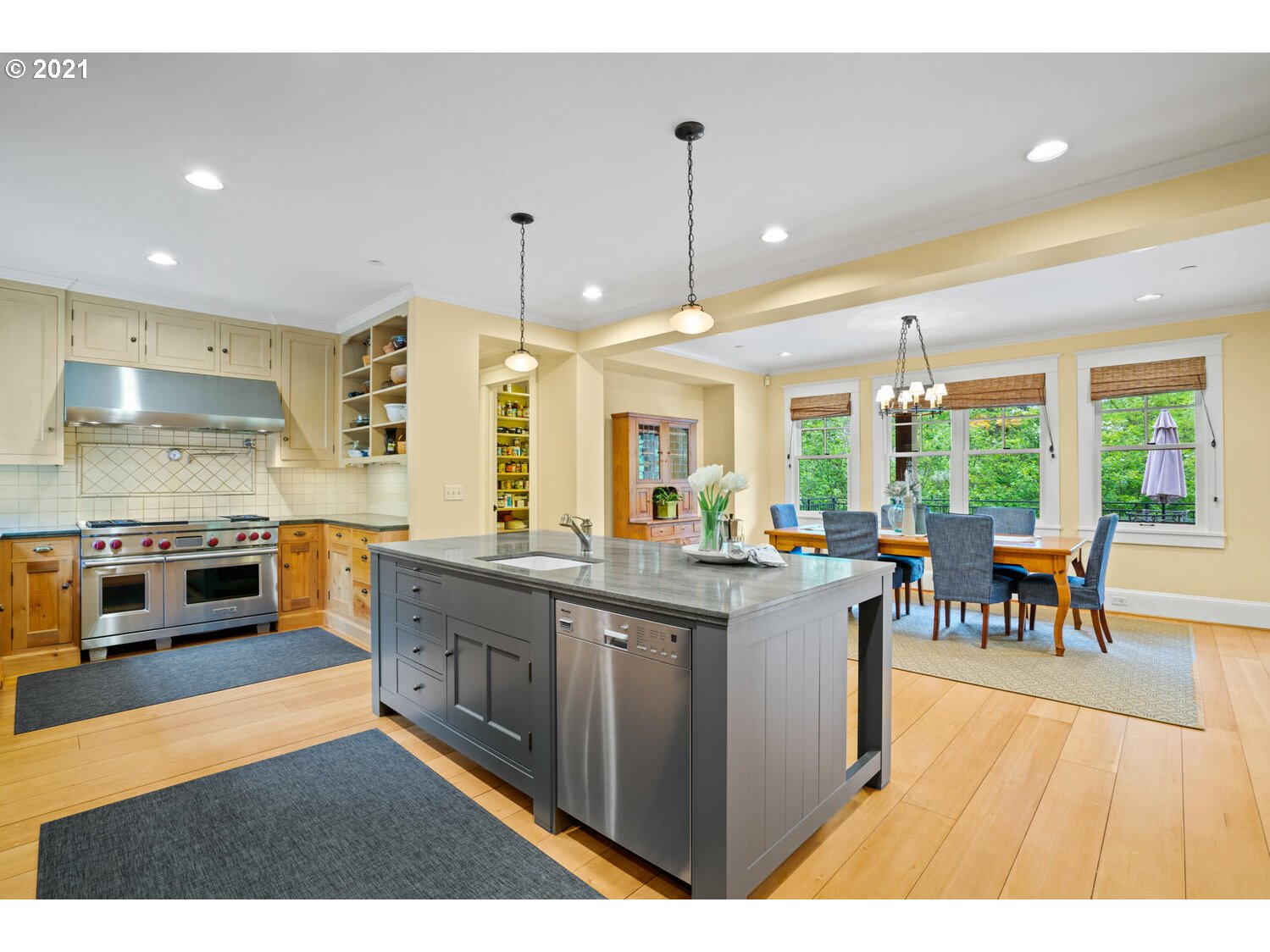 1925 South Military Road Portland, OR 97219 - Photo 11 of 32 a kitchen with lots of counter top space