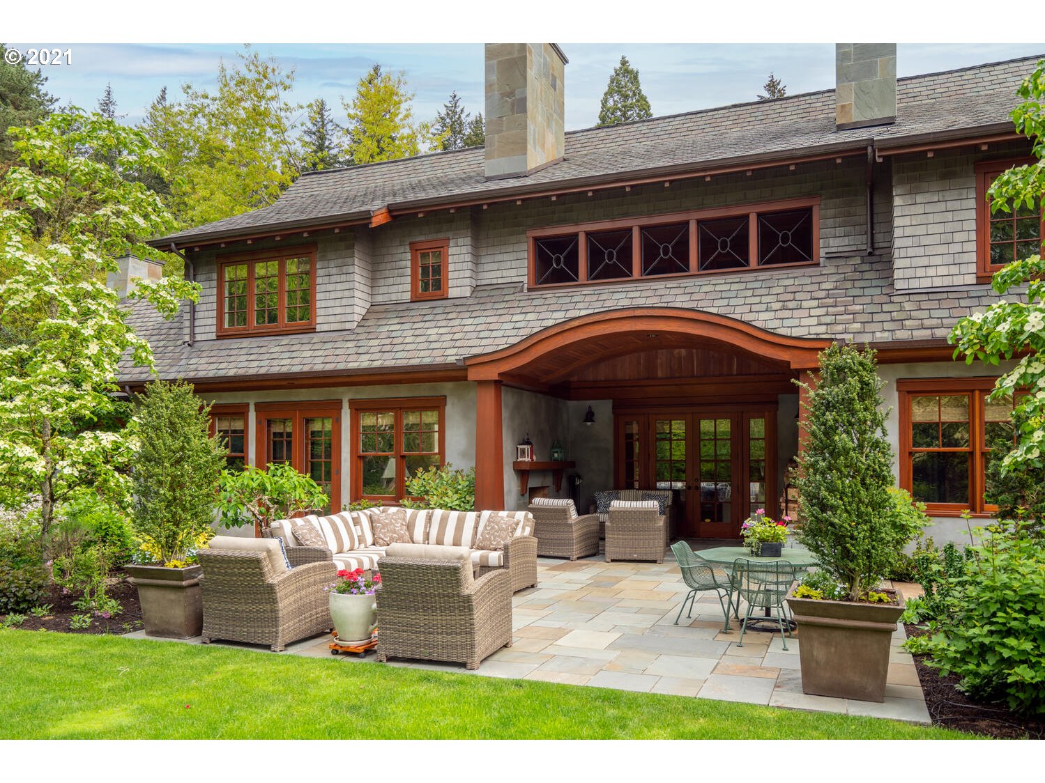 1925 South Military Road Portland, OR 97219 - Photo 6 of 32 a view of a house with a patio