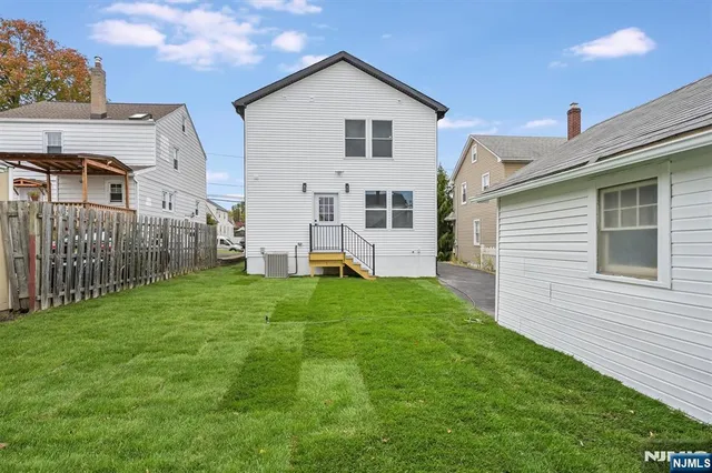 a view of a house with backyard