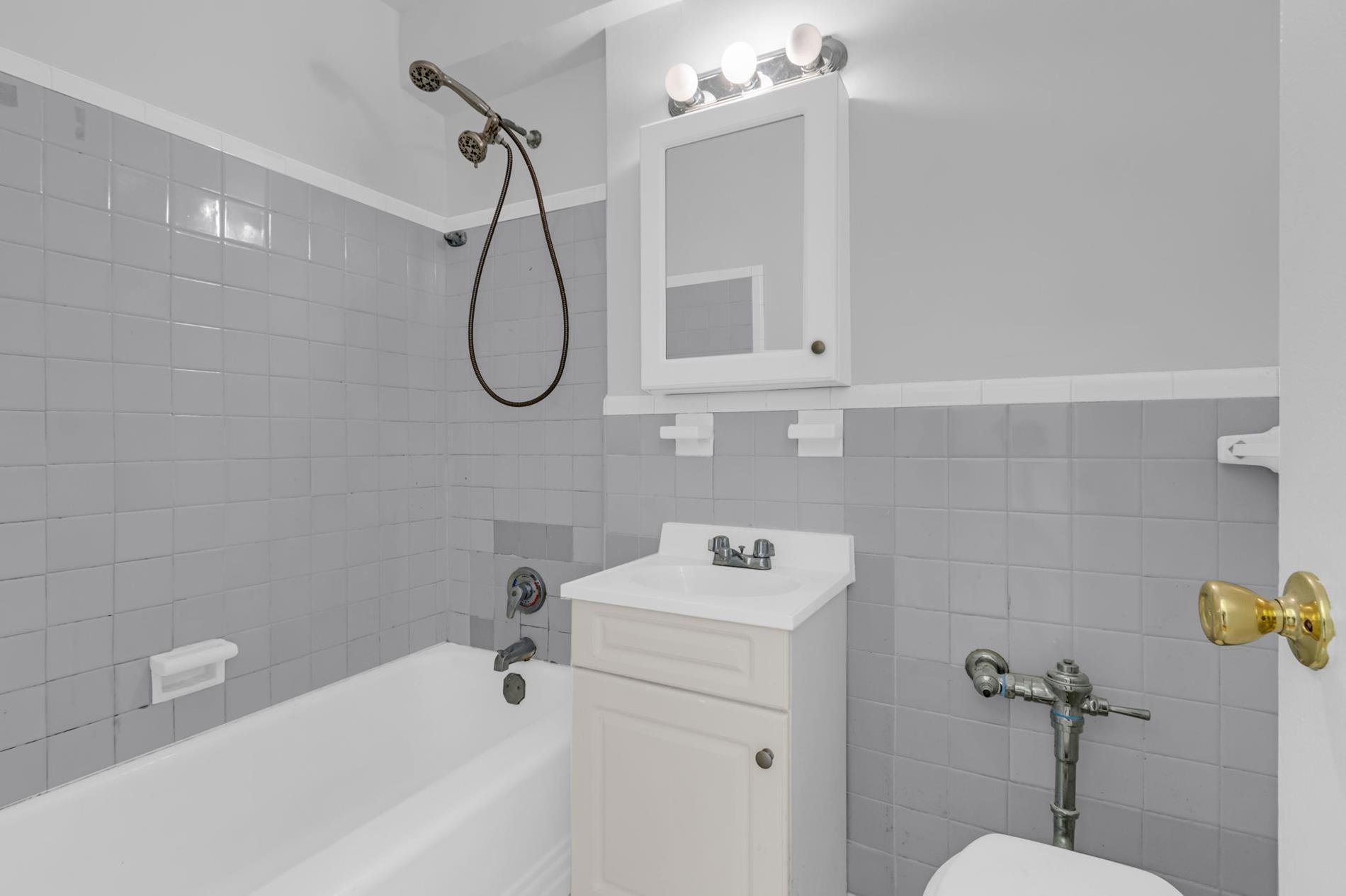 60 Knolls Crescent, Unit 6L Bronx, NY 10463 - Photo 13 of 19