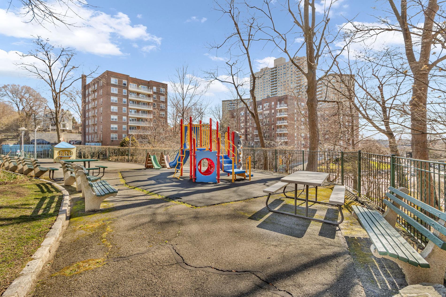 60 Knolls Crescent, Unit 6L Bronx, NY 10463 - Photo 17 of 19