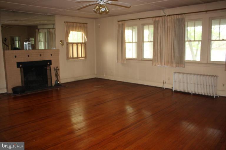 484 Royal Beach Road Pasadena, MD 21122 - Photo 13 of 16 Living Room #2