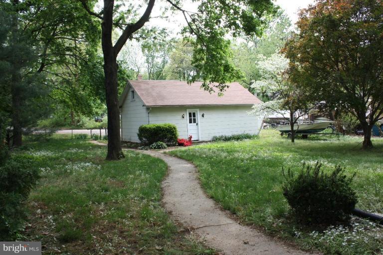 484 Royal Beach Road Pasadena, MD 21122 - Photo 5 of 16 Garage 1