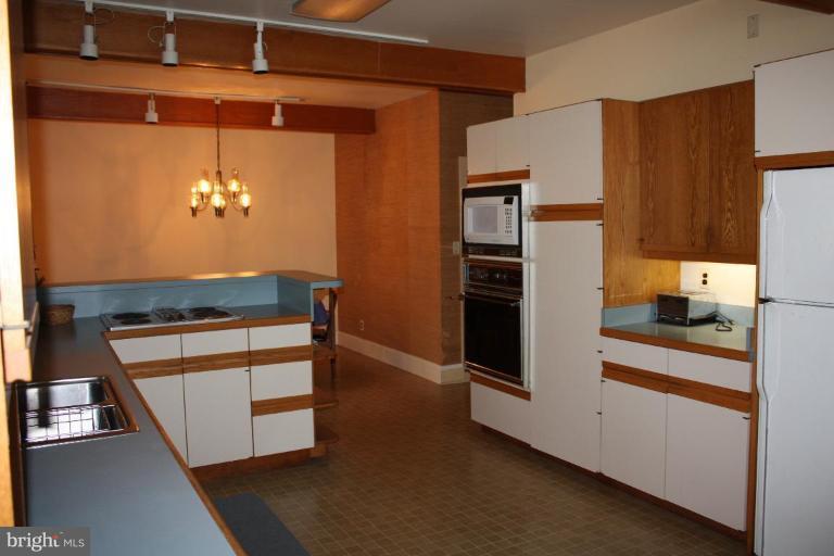 484 Royal Beach Road Pasadena, MD 21122 - Photo 8 of 16 Kitchen #2