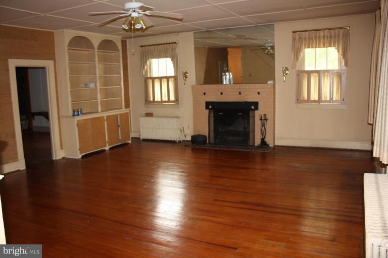 484 Royal Beach Road Pasadena, MD 21122 - Photo 9 of 16 Living Room