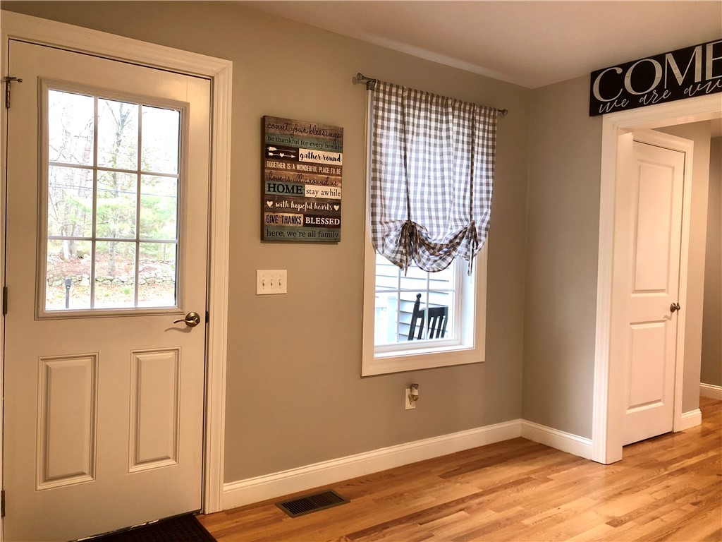 305 Franklin Road Coventry, RI 02816 - Photo 4 of 39