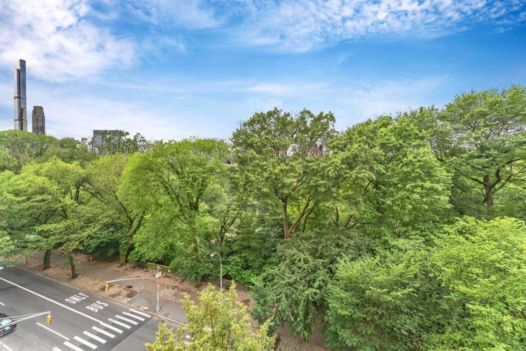 930 5th Avenue, Unit 7B Manhattan, NY 10021 - Photo 2 of 15 a backyard of a house with lots of green space